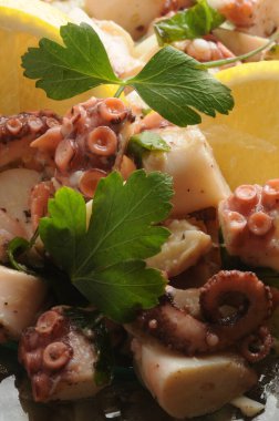 Maydanozlu ve limonlu ahtapot salatası.