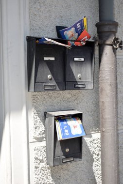 Posta kutusundaki ilanlar.