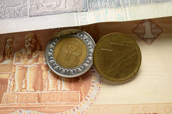 Згорнутий Егіпських Банкнотах Монетах — стокове фото