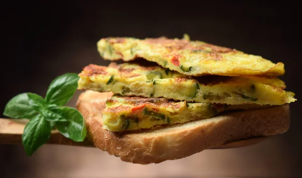 Rebanadas Frittata Con Calabacín Una Rebanada Pan — Foto de Stock