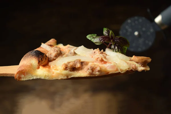 Fatia Pizza Com Atum Cebola — Fotografia de Stock