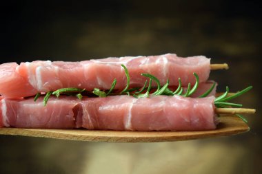 Koyun etinin pişmemiş Arrosticini 'si