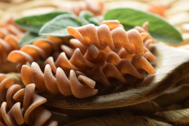 Fusilli bütün karabuğday makarnası kaşıkta.