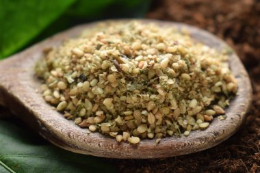 Gomashio 'nun kaşığa yakın duruşu.