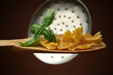 Kaşık üzerinde çiğ farfalle