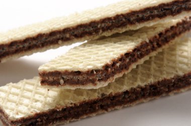 Beyaz arka plandaki çikolatalı kurabiyeleri kapat..