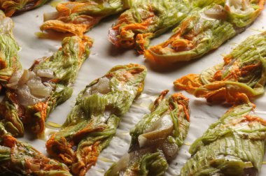 Kabak çiçekleri fırında pişirmeden önce