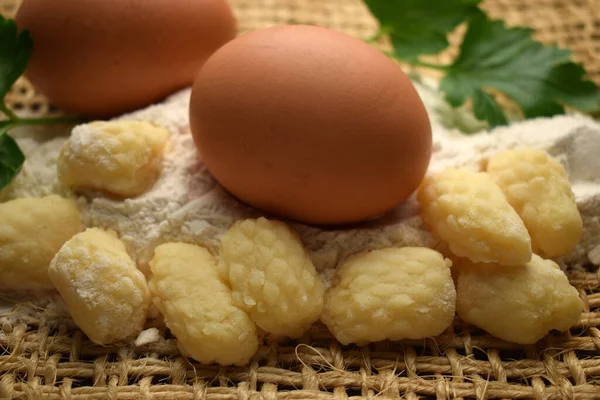 生土豆条 加鸡蛋和面粉 — 图库照片