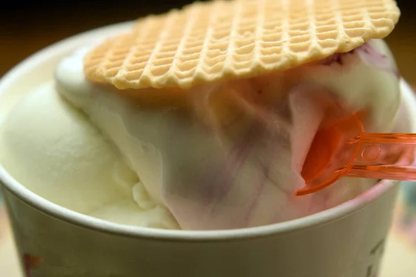 Чашка Мороженого Вафлей — стоковое фото