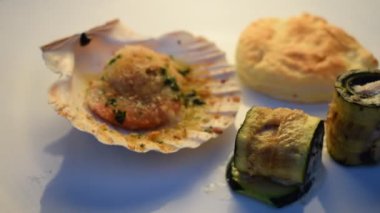 Doldurulmuş kabak ve istiridye ile balık aperatifi.
