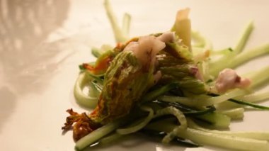 Balık ve kereviz ile doldurulmuş kabak çiçekleri