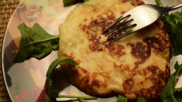 Frico Plaat Met Arugula — Stockvideo