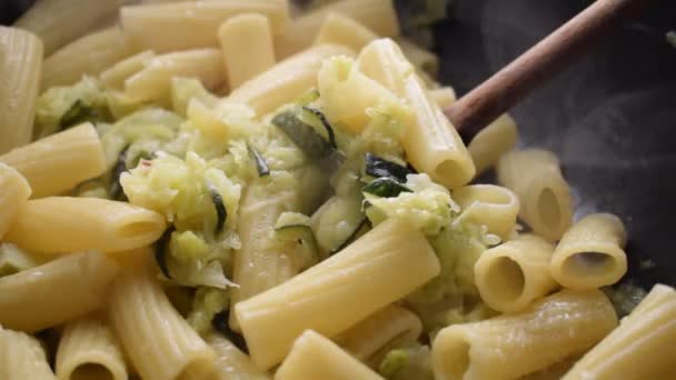 Pastas Calabacín Con Col Col Rizada Queso Parmesano — Vídeo de stock