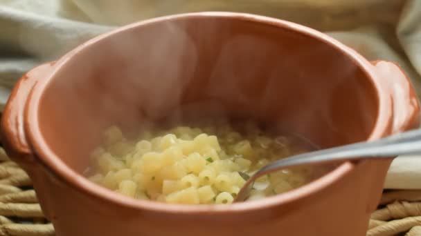 Krótki Makaron Bulionie Serem Parmigiano — Wideo stockowe