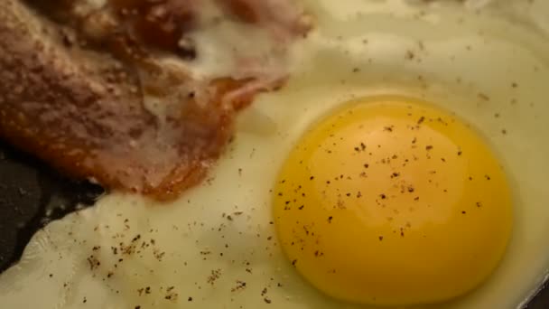 锅里煮鸡蛋和熏肉 — 图库视频影像