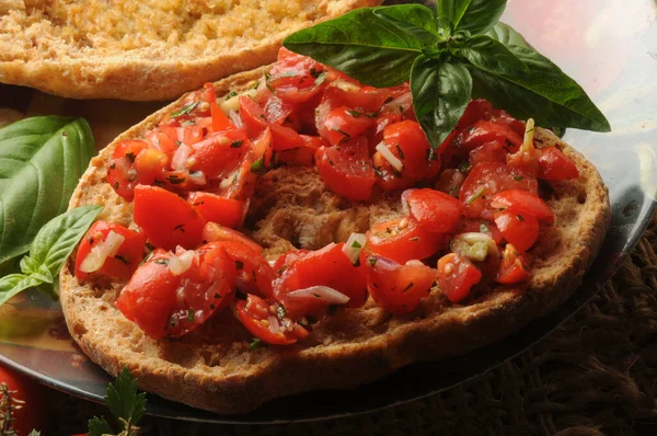 Domatesli ve sarımsaklı frisella.