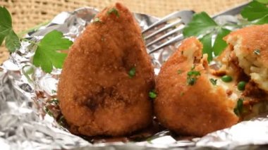 Açık arancino, pirinç ve bez dolguyu gösteriyor.