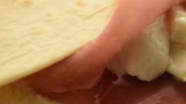 Piadina Romagnola 'ya yakın çekim prosciutto crudo ve squacquerone peyniri