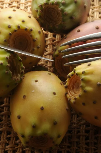 Çatal ve bıçakla dikenli armut meyveleri.