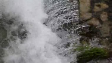 Dağdaki derede küçük bir şelale