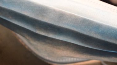 Mavi cerrahi maskeyi kapat..