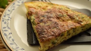 Kabaklı frittata dilimi.