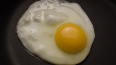 Tavada pişmiş yumurta.