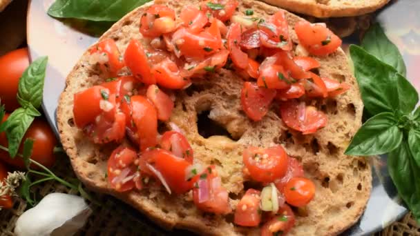 Nahaufnahme Von Frisella Mit Tomate Und Knoblauch — Stockvideo