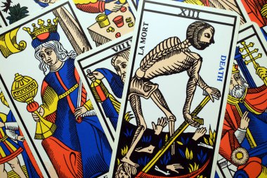 Tarot kartlarını kapat.