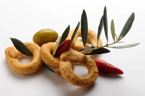 Taralli Mit Olivenöl Und Scharfem Pfeffer — Stockfoto