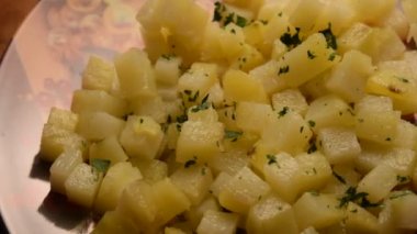 Patates salatasını yakın.