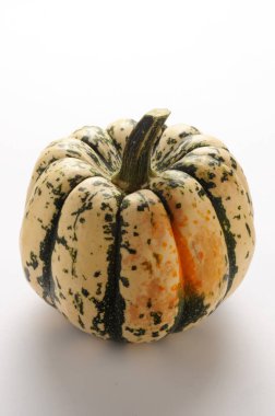 Beyaz arkaplanda dekoratif balkabağı.