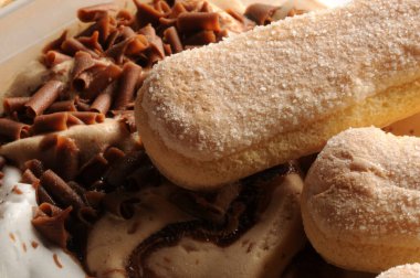 Tiramisu dondurması üzerine Savoiardi bisküvileri