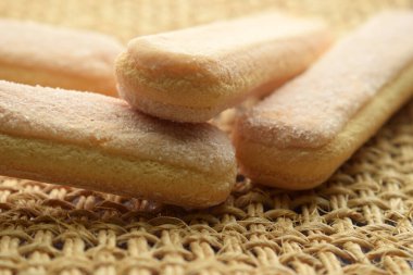 Savoiardi bisküvilerini yaklaştır.