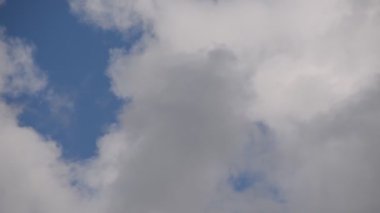 Hızlı koşan bulutlar.