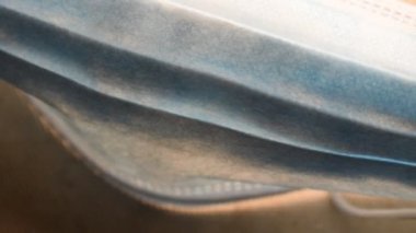 Mavi cerrahi maskeyi kapat..