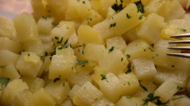 Patates salatasını yakın.