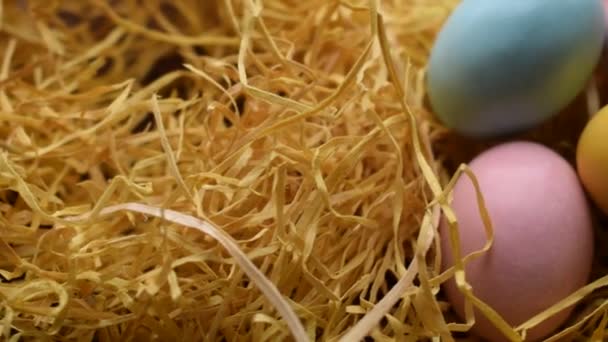 复活节碎鸡蛋在稻草上 — 图库视频影像