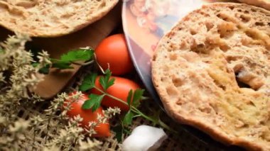 Domatesli ve sarımsaklı frisella.