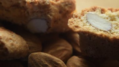 Cantucci 'yi bademlerle kapatın.