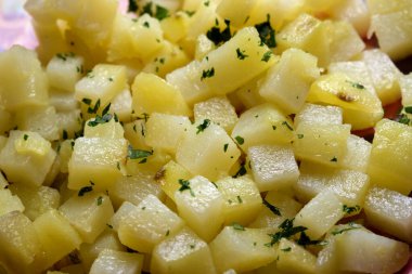 Maydanozlu patates salatası.