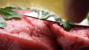 Maydanozlu taze çiğ et.