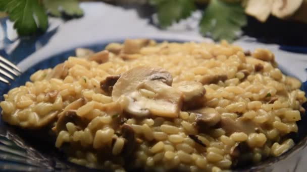 Bord Risotto Met Champignons Peterselie — Stockvideo