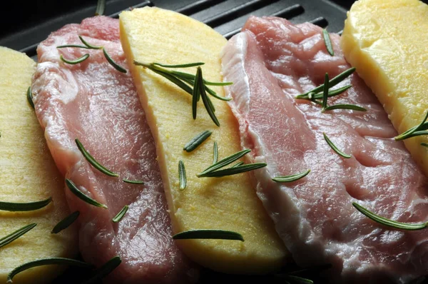 Cerdo Crudo Con Rodajas Polenta — Foto de Stock