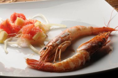 Meyve salatalı büyük karides.