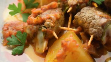 Mozarella ile dolu dilimlenmiş sığır rölesi.