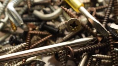 Kullanılmış vida yığınını kapat.