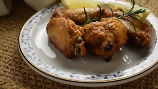 Ψητό Κοτόπουλο Στο Πιάτο — Αρχείο Βίντεο