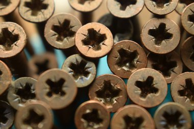 Kullanılmış vida yığınını kapat.