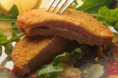 Slovenya 'da servis edilen bir şnitzel cordon bleu.